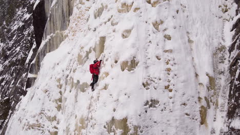 Two-climber-ice-climbing-in-Canada
