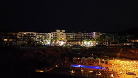 Terranea-Resort-En-Rancho-Palos-Verdes,-California---Toma-Aérea-Nocturna-De-Establecimiento