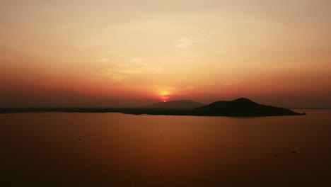 Majestätische-Berge-Und-Ruhiges-Wasser-Luftperspektive-Der-Schönheit-Der-Natur-Bei-Sonnenuntergang