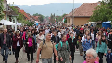 Riesige-Menschenmenge,-Die-Auf-Einer-Pilgerreise-In-Rumänien-Durch-Die-Straßen-Von-Csiksomlyo-Läuft
