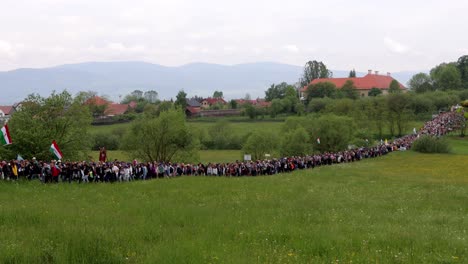 Larga-Fila-De-Peregrinos-Católicos-En-El-Camino-De-Peregrinación-De-Csiksomlyo-A-Través-Del-Campo