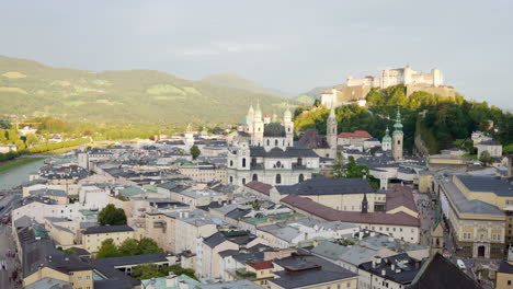 Panorama-Der-Historischen-Stadt-Salzburg-Mit-Der-Festung-Hohensalzburg,-Österreich