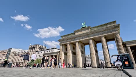 Hermosa-Puerta-En-Berlín-Siendo-Vista-Como-Un-Destino-Turístico.