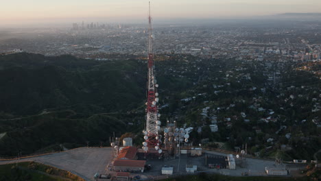 Señal-Aérea-De-Hollywood-Y-Antena-En-Un-Helicóptero-Al-Amanecer-Desde-La-Parte-Trasera-Frente-Al-Centro-De-Los-Ángeles.