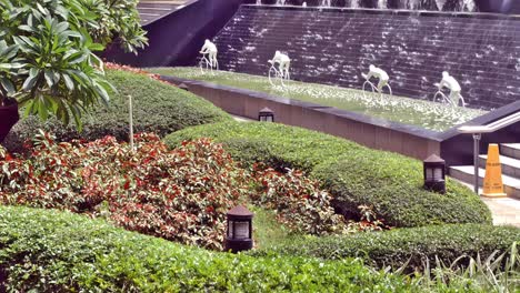 La-Escultura-De-Ciclistas-En-Una-Piscina-Junto-A-Una-Pared-De-Agua-En-Cascada-En-Un-Popular-Centro-Comercial-De-La-Ciudad-De-Cebú-Es-El-Entretenimiento-Favorito-Y-El-Fondo-De-Selfies-Entre-Visitantes-Y-Compradores.