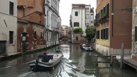 Barco-Navegando-Por-El-Idílico-Y-Encantador-Canal-De-Venecia.