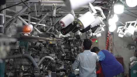 Los-Trabajadores-De-Una-Fábrica-Trabajan-En-Una-Fábrica-De-Producción-De-Calcetines-En-Lahore,-Pakistán.