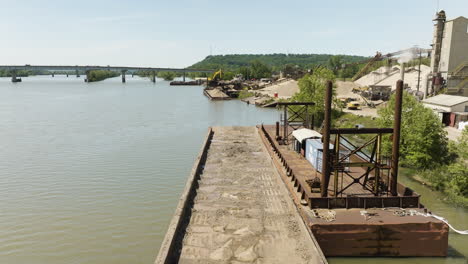 Industrial-Area-And-Dock-In-Arkansas-River-Near-The-Sand-And-Gravel-Plant-In-Van-Buren,-Arkansas,-USA