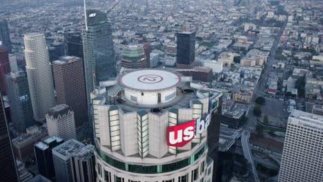 Luftaufnahme-Der-Gebäude-Der-Innenstadt-Von-Los-Angeles,-US-Bank-Am-Morgen---Hubschrauber