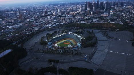 Luftaufnahme-Des-Dodger-Stadions-Im-Morgengrauen-Mit-Einem-Hubschrauber