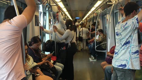 Belebter-U-Bahn-Zug-Mit-Passagieren,-Die-In-Guadalajara,-Mexiko,-Aussteigen-Und-Reisen