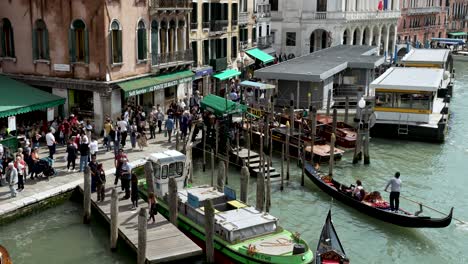 Terminal-De-Ferry-De-Rialto-Junto-Con-Muelles-De-Servicio-De-Góndolas-En-Venecia