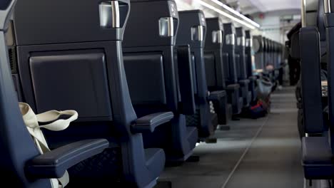 Nahaufnahme-Von-Sitzreihen-In-Einem-Personenzug,-Der-Sich-Entlang-Der-Gleise-In-Großbritannien-Bewegt