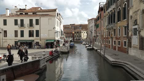 Blick-Entlang-Des-Canale-Fondamenta-Condulmer-In-Venedig-Mit-Dem-Tolentino-Platz-Auf-Der-Linken-Seite