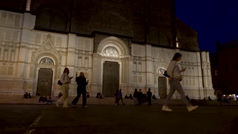 Nachtansicht-Der-Piazza-Maggiore-Mit-Der-Basilika-San-Petronio-In-Bologna,-Italien
