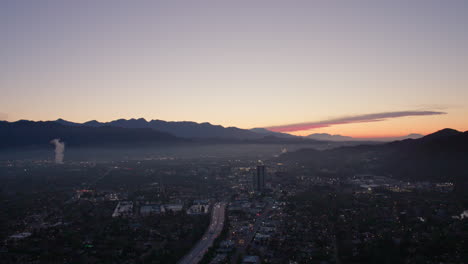 Paisaje-Aéreo-Ventura-Freeway-101-Por-La-Mañana-En-Helicóptero-Amanecer