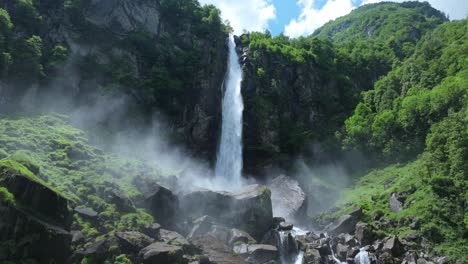 Mächtiger-Foroglio-Wasserfall-Im-Frühling.-Drohnenansicht-Aus-Der-Luft