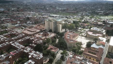 Vista-Aérea-De-Bogotá-Capital-De-Colombia,-Ciudad-Llena-De-Gente