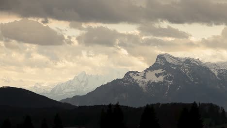 Langsam-Ziehende-Wolken-über-Riesigen-Deutschen-Bergen,-Alpenpanorama,-Schneebedeckte-Gipfel,-Statische-Aufladung