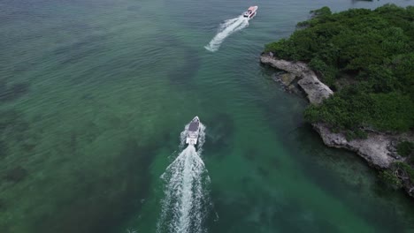 Gelassenheit-Auf-See:-Beeindruckende-Drohnenaufnahmen-Eines-Bootes,-Das-Anmutig-über-Das-Meer-Segelt