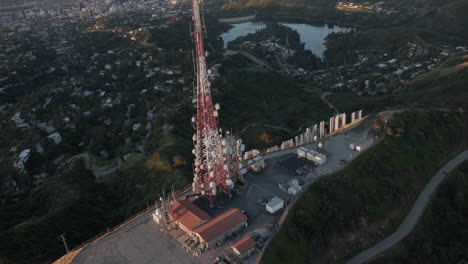 Señal-Aérea-De-Hollywood-Y-Antena-En-Un-Helicóptero-Al-Amanecer-Desde-Un-ángulo-De-45-Grados-Hacia-El-Centro-De-Los-Ángeles.