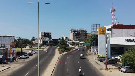 Luftaufnahme,-Moped--Und-Autoverkehr-Auf-Einer-Belebten-Straße-In-Der-Innenstadt-Von-Manzanillo,-Mexiko
