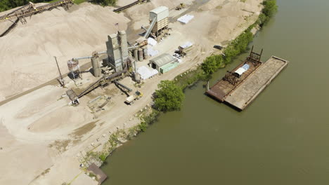 Industrieanlage-Aus-Sand-Und-Kies-Am-Flussufer-In-Arkansas,-USA