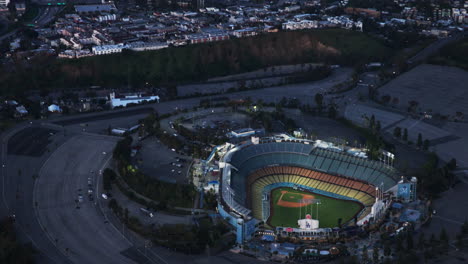 Luftaufnahme-Des-Dodger-Stadions-Im-Morgengrauen-Eines-Hubschraubers,-Der-Zu-Gebäuden-In-Der-Innenstadt-Schwenkt