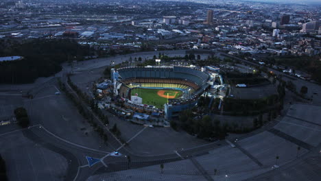 Luftaufnahme-Des-Dodger-Stadions-Im-Morgengrauen-Mit-Einem-Hubschrauber