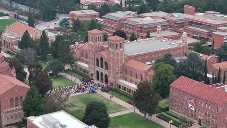 Vista-Aérea-Del-Royce-Hall-En-El-Campus-De-Ucla-Con-Gente-Reunida-En-La-Entrada.