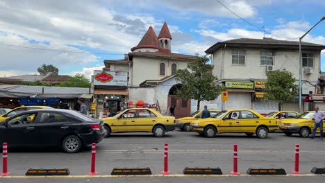 Antigua-Ciudad-De-Rasht-En-Un-Hermoso-Clima-Escénico-Cielo-Azul-Con-Nubes-Blancas-En-Un-Viaje-De-Un-Día-En-El-Medio-Oriente-Asia-Taxi-Esperando-En-La-Calle-Techo-Rojo-Antigua-Iglesia-Local-Lugar-Religioso-Cristiano