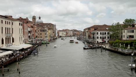 Vista-Del-Gran-Canal-Desde-El-Puente-De-Rialto-En-Venecia