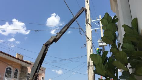 Grúa-Levantando-Un-Poste-Eléctrico-De-Hormigón-Roto-En-Una-Calle-Muy-Transitada,-Tuxpan,-México