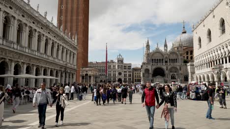 Ein-Anstrengender-Tag-Auf-Der-Piazza-San-Marco,-Während-Die-Menschen-über-Den-Platz-Spazieren,-Umgeben-Von-Den-Wunderschönen-Gebäuden-Und-Der-Architektur-Der-Historischen-Stadt-Venedig,-Italien