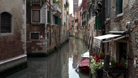 Idílica-Y-Encantadora-Vista-Del-Estrecho-Canal-De-Venecia