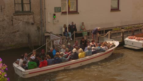 Turistas-Llenos-De-Gente-En-El-Canal-De-Paseo-En-Barco-En-Brujas,-Bélgica