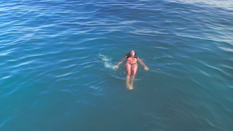 Frau-Schwimmt-Im-Mittelmeer