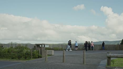 Mirador-Vista-Do-Rei:-Turistas-Disfrutando-De-Siete-Ciudades-São-Miguel,-Azores