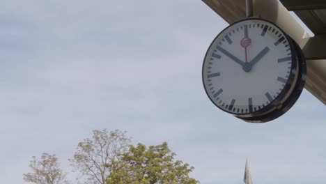Deutsche-Bahn,-DB-Uhr-Auf-Einem-Bahnhof-In-Deutschland,-Statische-Aufnahme,-Blauer-Himmel