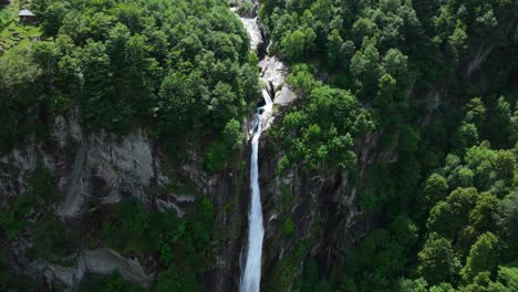 Luftanflug-Auf-Den-Foroglio-Wasserfall-Im-Sommer