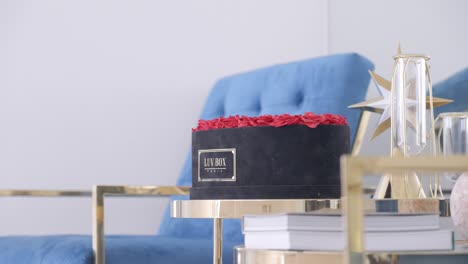 Nahaufnahme-Einer-Luv-Box,-Einem-Luxuriösen-Geschenkkorb-Voller-Wunderschöner-Roter-Rosen