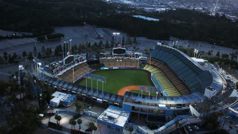 Luftaufnahme-Des-Dodger-Stadions-Im-Morgengrauen-Mit-Einem-Hubschrauber