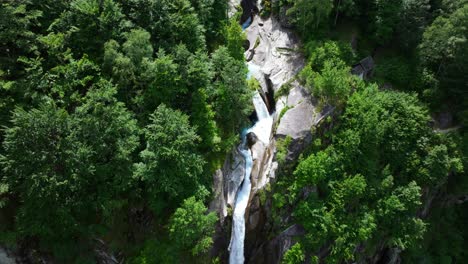 Schönheit-Der-Natur-Am-Foroglio-Wasserfall