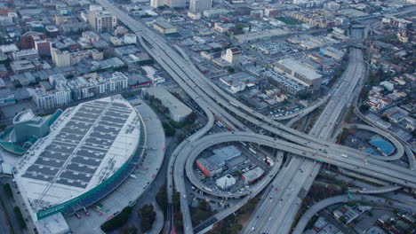 Luftaufnahme-Der-Innenstadt-Von-Los-Angeles-Am-Morgen,-Blick-Auf-Einen-Hubschrauber,-Der-Den-Freeway-Und-Das-Kongresszentrum-Von-Los-Angeles-überquert