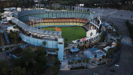 Luftaufnahme-Des-Dodger-Stadions-Im-Morgengrauen-Mit-Einem-Hubschrauber