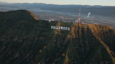 Cartel-Aéreo-De-Hollywood-En-Una-Vista-Más-Amplia-Del-Amanecer-En-Helicóptero