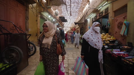 Caminando-Dentro-Del-Mercado-Con-Gente-Comprando-En-El-Casco-Antiguo-De-Ghardaia,-Argelia.