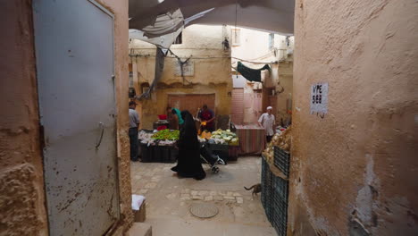 View-Through-Narrow-Alley-Of-Vendors-Selling-Fresh-Products-At-The-Market-In-The-Old-Town-Of-Ghardaia-In-Algeria