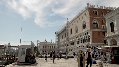 Establishing-scene-of-tourists-walking-on-Ponte-della-Paglia-in-Venice,-static