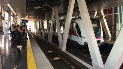 Pasajeros-Esperando-En-La-Plataforma-Ferroviaria-Para-Que-El-Tren-Del-Metro-Llegue-A-La-Estación,-México